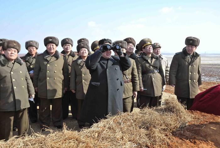 Kim Jong Un sử dụng ống nhòm quan sát tập trận